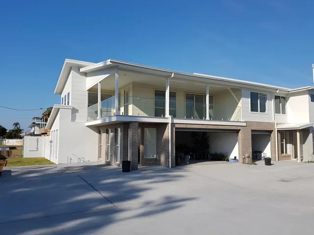 Glass balcony balustrades on a two-storey Shoalhaven home installed by All Hours Glass